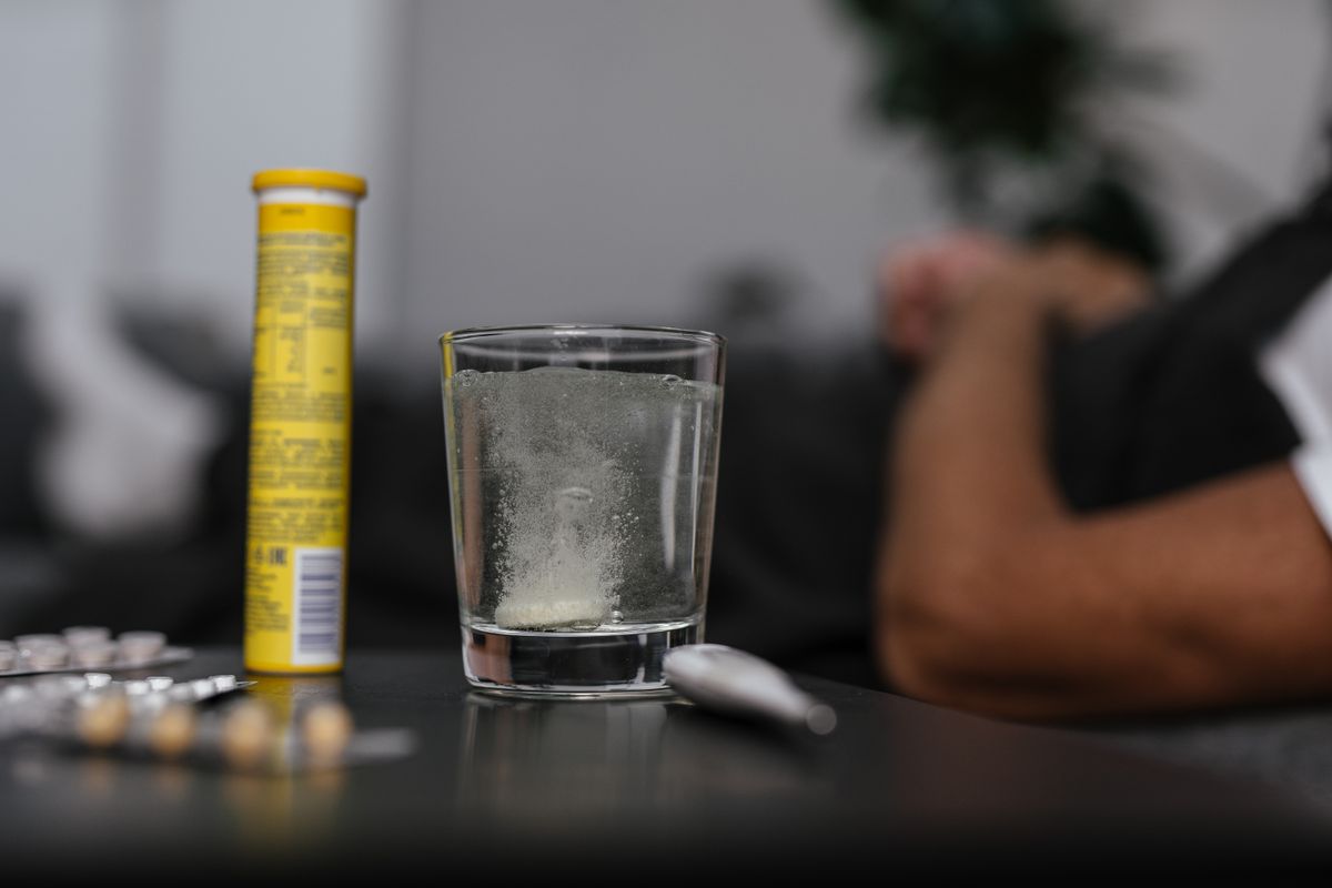 Peut-on boire de l’alcool sous médicaments ? Risques et précautions